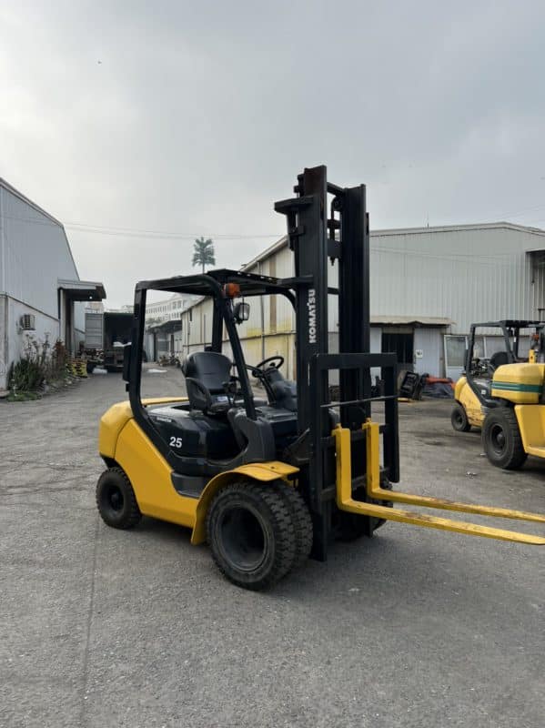 Mức tiêu thụ nhiên liệu của xe nâng dầu và xăng Komatsu Mức tiêu thụ nhiên liệu của xe nâng dầu và xăng Komatsu
