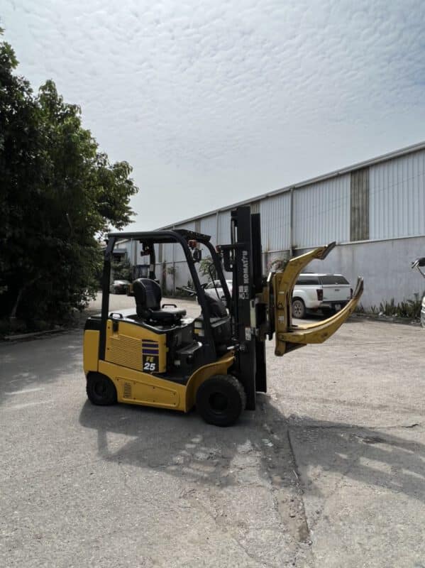 Xe Nang Kep Giay 2.5 Tan Dien Komatsu Doi Cao