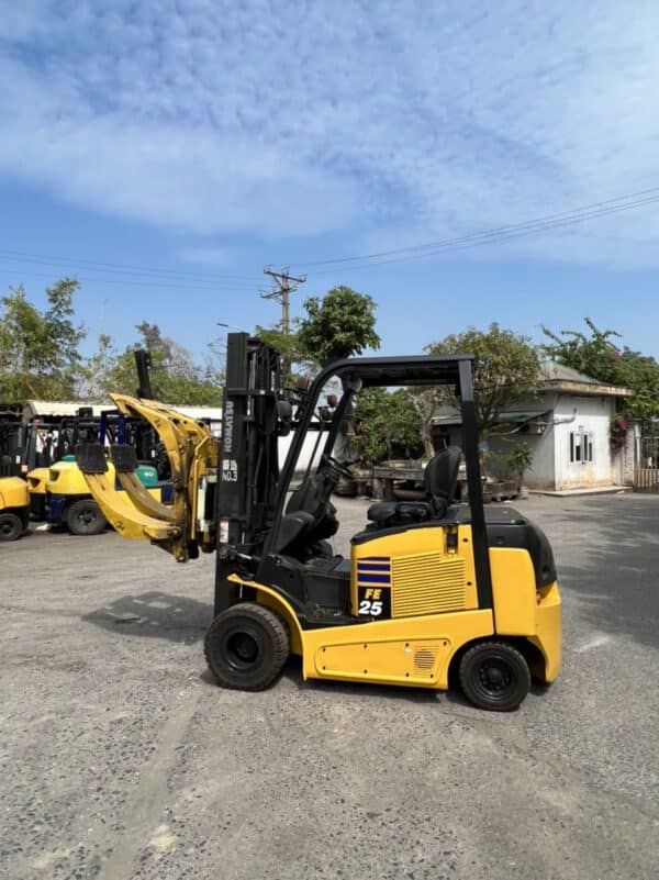 Xe Nang Kep Giay 2.5 Tan Dien Komatsu Nhap Nhat